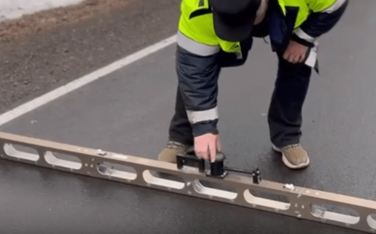 Трещины появились на отремонтированной в прошлом году дороге в Карелии