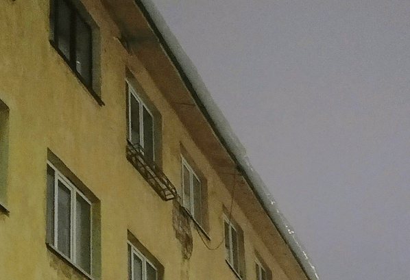 Огромная глыба льда может рухнуть с крыши на головы прохожих в Петрозаводске