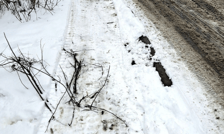 Компания по вывозу мусора в Петрозаводске объяснила, почему мусоровозы разрушили дворовую территорию