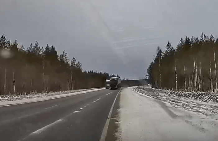 «В рубашке родился»: водитель фуры в Карелии выехал на «встречку» в лоб легковушке