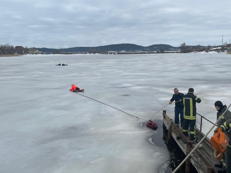 Трое мужчин в Карелии бросились на помощь тонувшему и тоже провались под лед