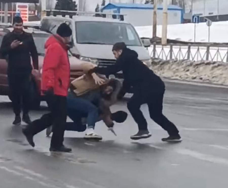 Дело о нападении мигрантов на водителя в Петрозаводске передано в Следственный комитет