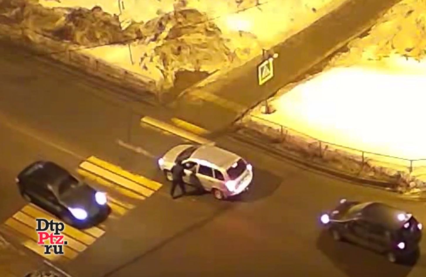 В Петрозаводске пешеход выбежал на дорогу и набросился на автомобиль с водителем