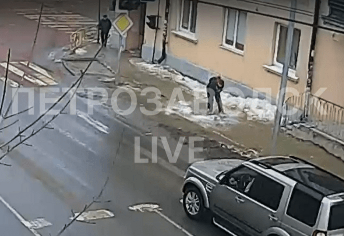 Прокуратура ищет виновных в падении глыбы снега на девушку в Петрозаводске Прокуратура ищет виновных в падении глыбы снега на девушку в Петрозаводске