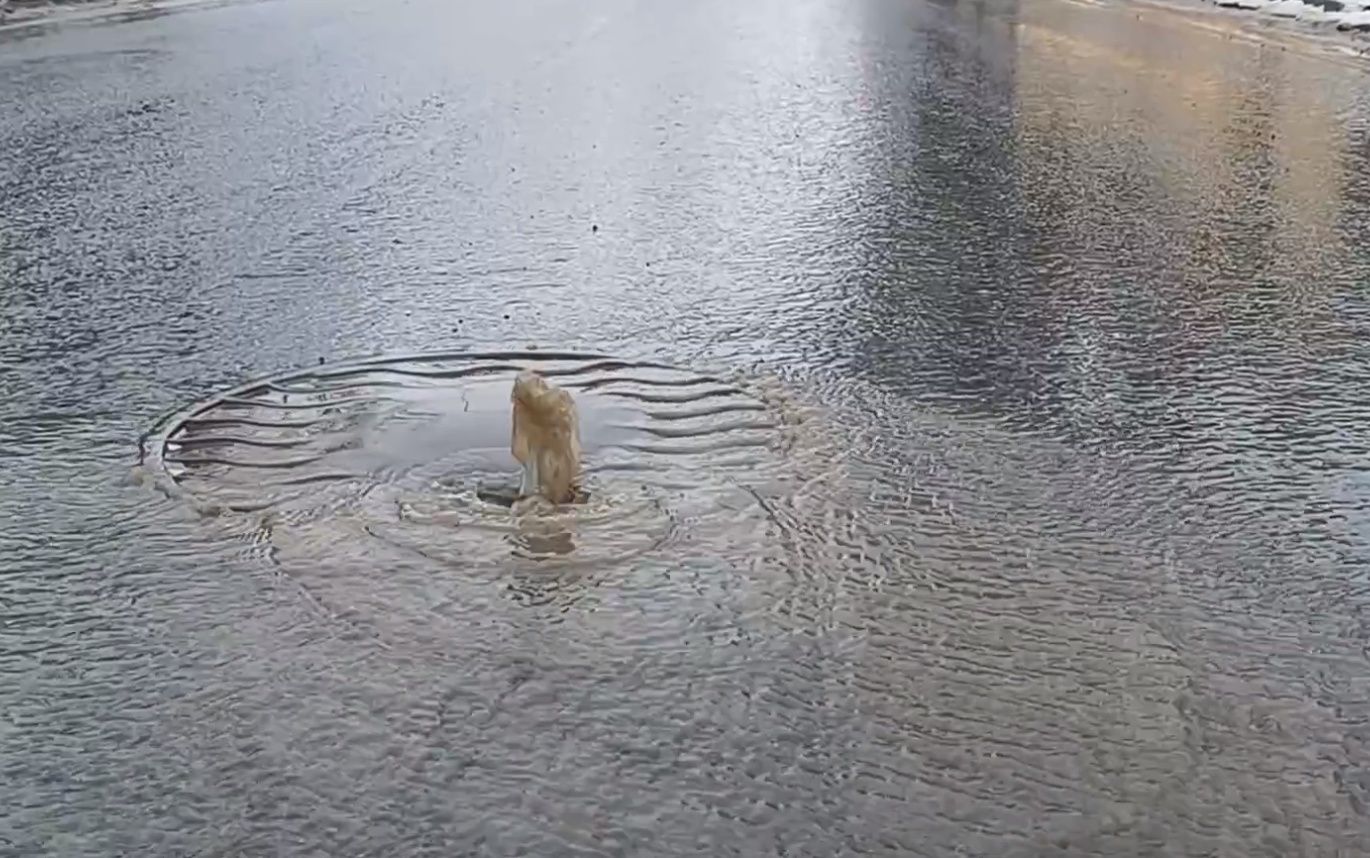 В центре Петрозаводска прорвало трубу: вода бьет фонтаном