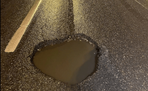 Суд обязал мэрию Петрозаводска заплатить за ущерб водителю, попавшему в дорожную яму