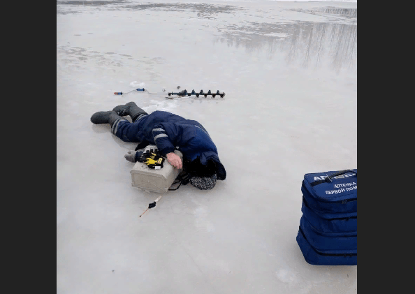 Потерявшего сознание рыбака эвакуировали со льда озера в Карелии