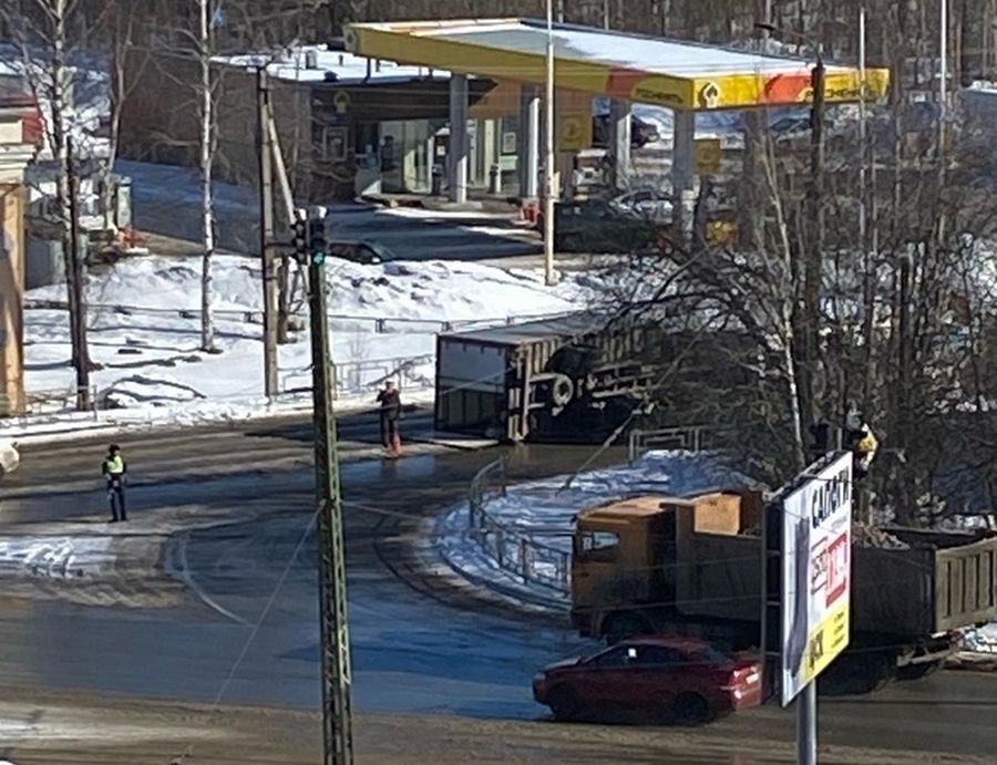 В Петрозаводске опрокинулся грузовик