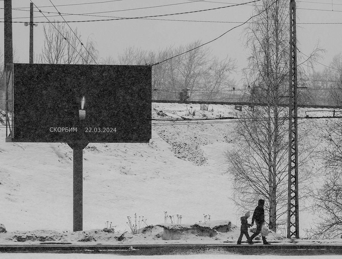 Опубликованы фотографии экранов наружной рекламы в Петрозаводске со свечами памяти
