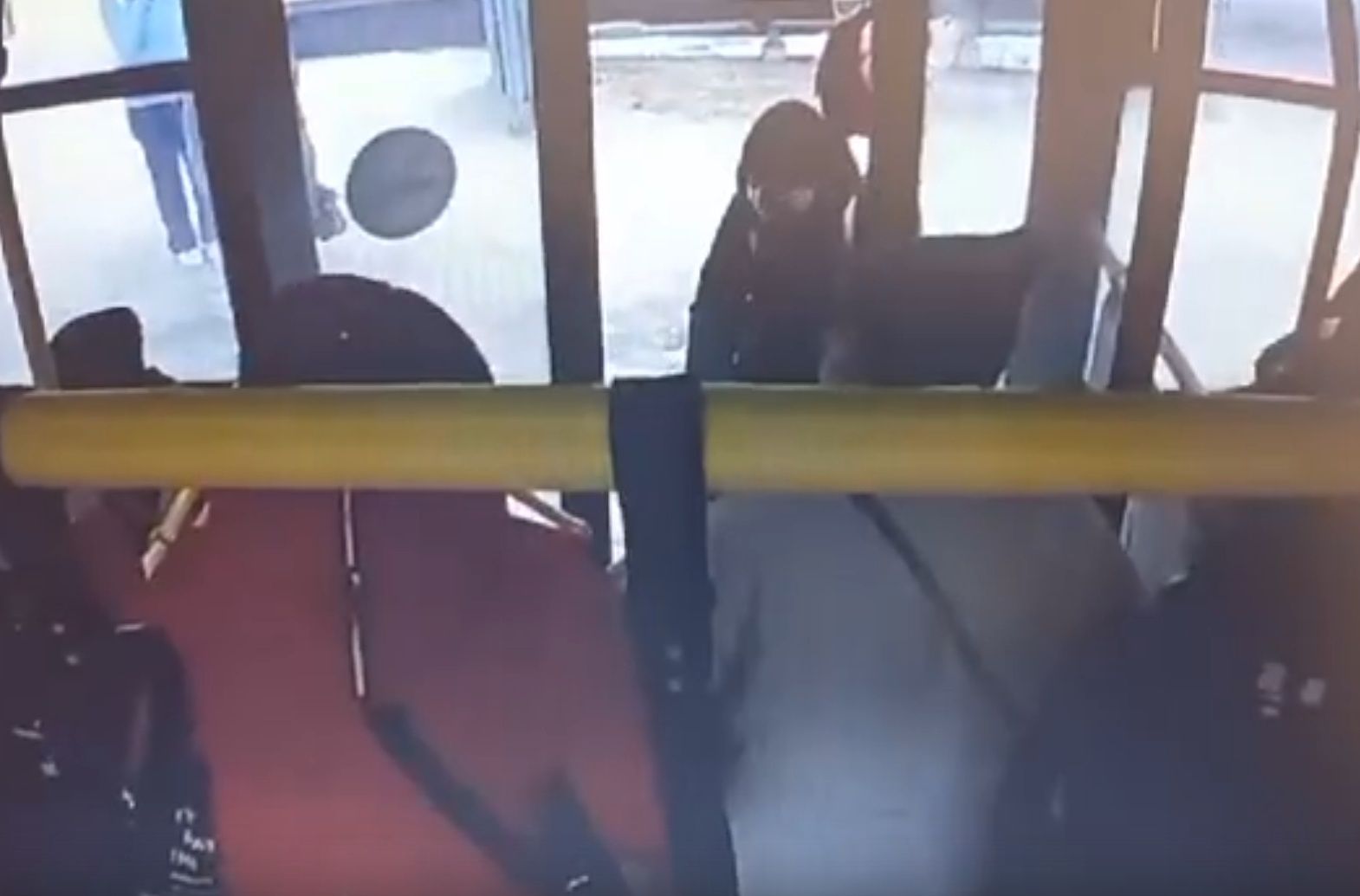 В Петрозаводске уволили водителя автобуса, который зажал дверями коляску с ребенком и поехал