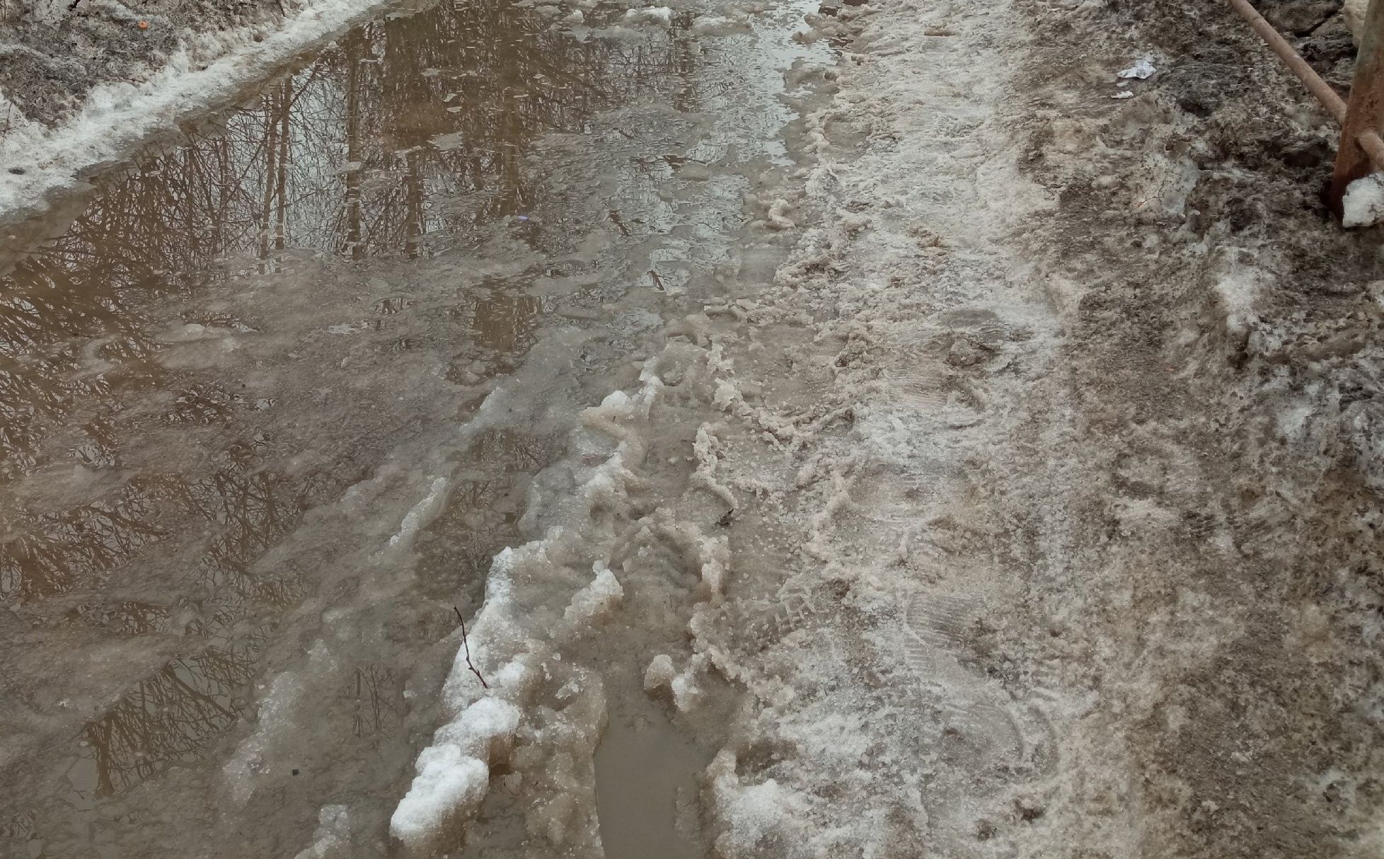 Петрозаводчанка рассказала, как ее десятилетний сын по пояс провалился в лужу