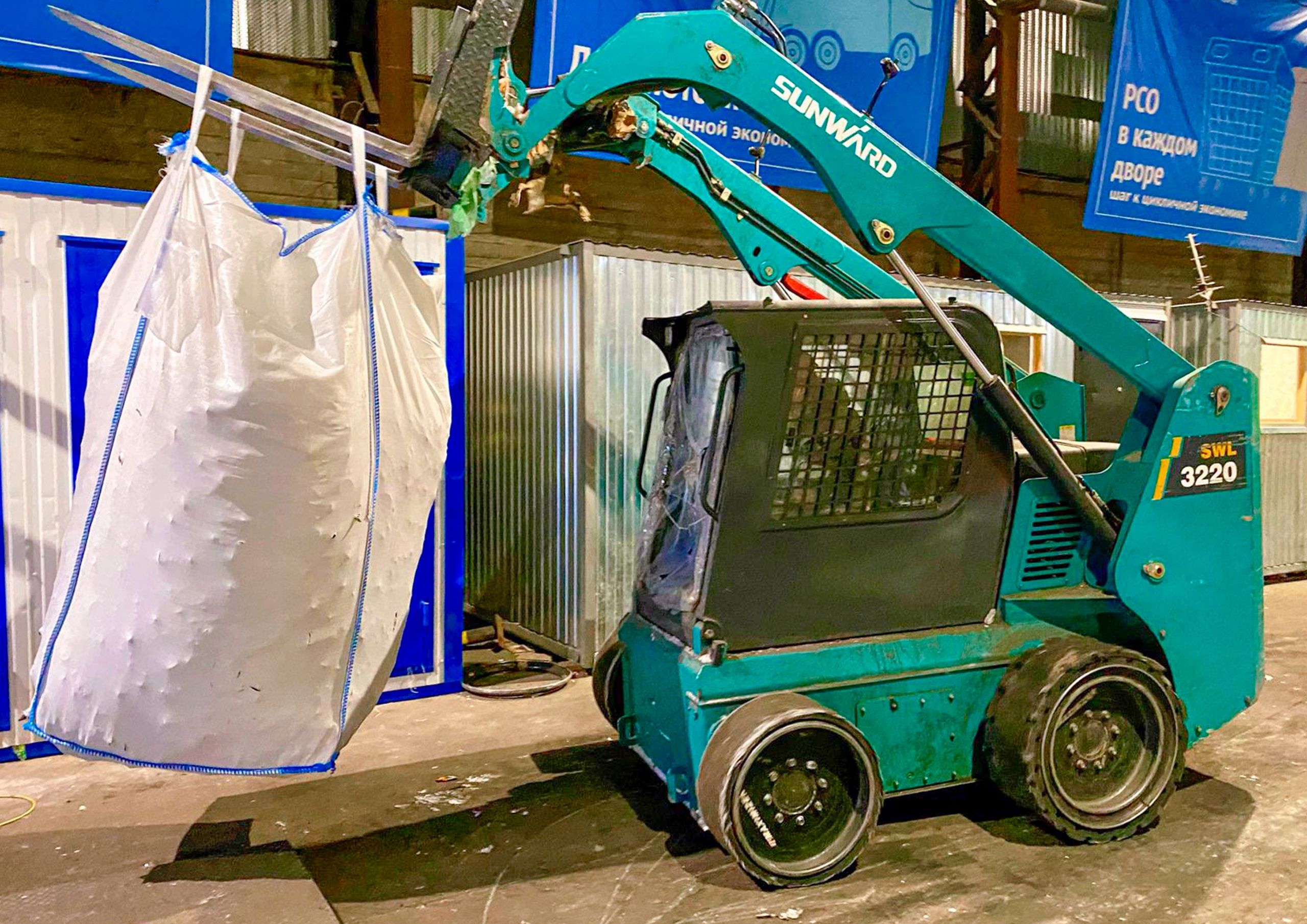 40 тонн стекла из желтых контейнеров вывезли на переработку в Санкт-Петербург