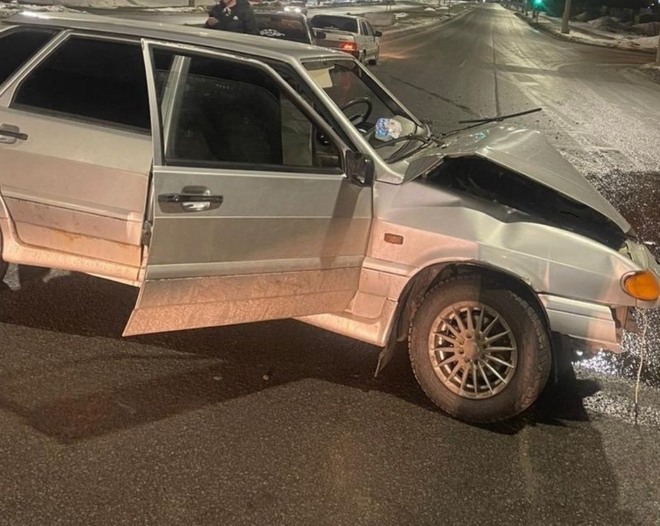 В Петрозаводске машина под управлением 18-летней девушки врезалась в фонарный столб