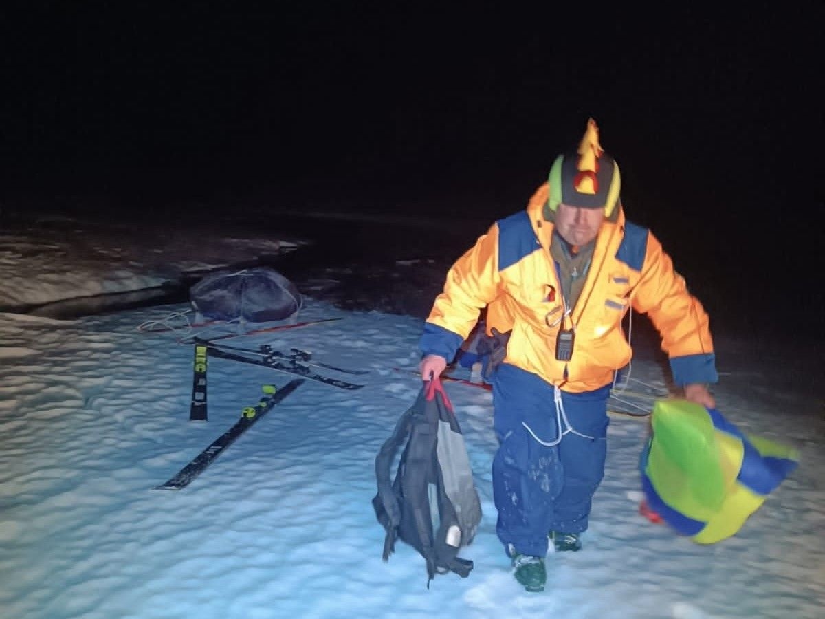 Помощь спасателей потребовалась участникам соревнований по зимнему кайтингу «Транс-Онего 2024»