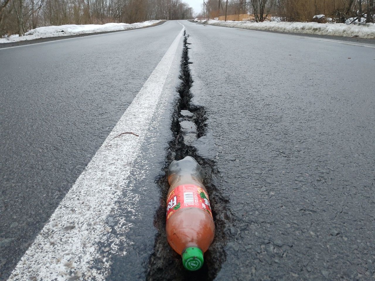 «Зимнее пучение». Почему недавно отремонтированные дороги в Карелии пошли трещинами