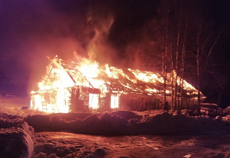 В страшном пожаре под Петрозаводском погиб мужчина