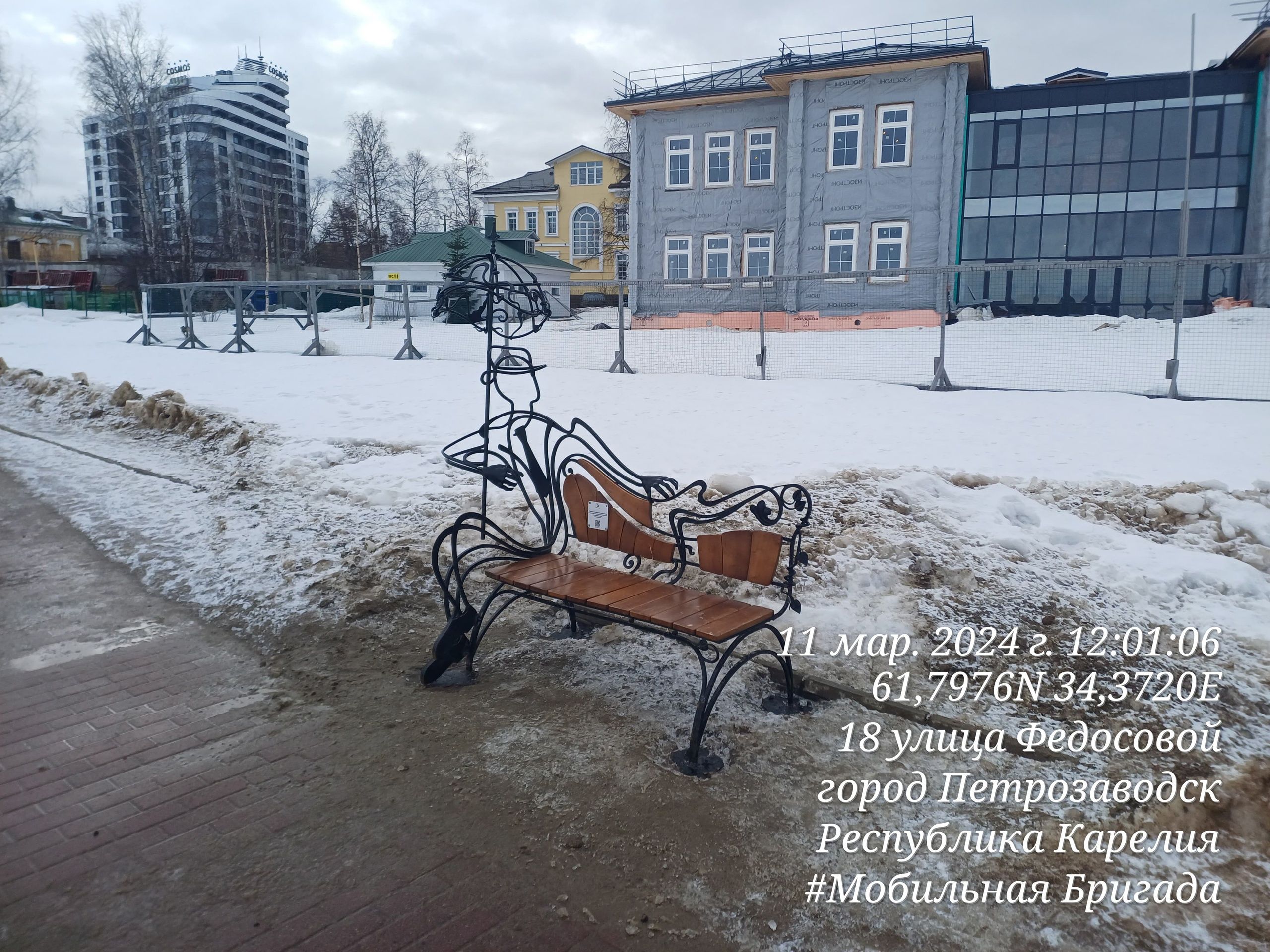 В Петрозаводске отремонтировали сломанную вандалами скамейку на набережной В Петрозаводске отремонтировали сломанную вандалами скамейку на набережной