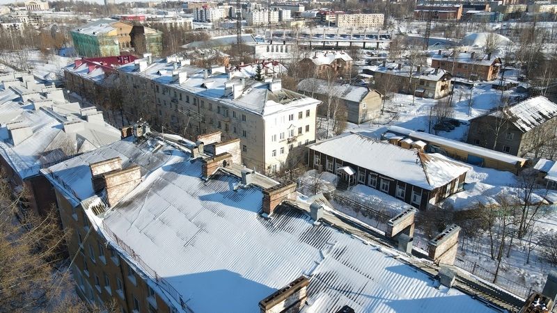 Жилищные инспекторы искали сосульки на домах в Петрозаводске с высоты птичьего полета Жилищные инспекторы искали сосульки на домах в Петрозаводске с высоты птичьего полета