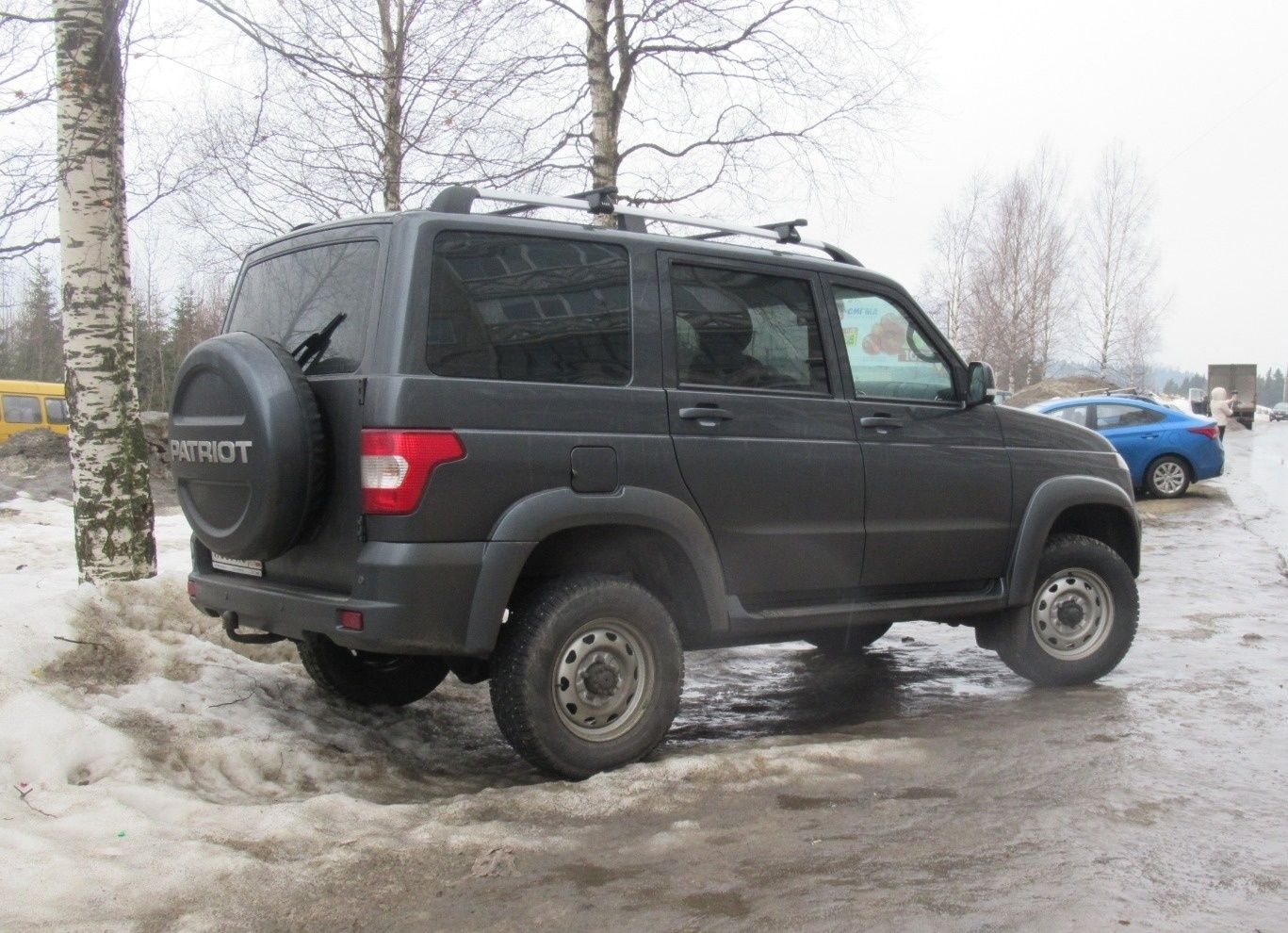 Петрозаводская мэрия планирует бороться со стихийными парковками на газонах