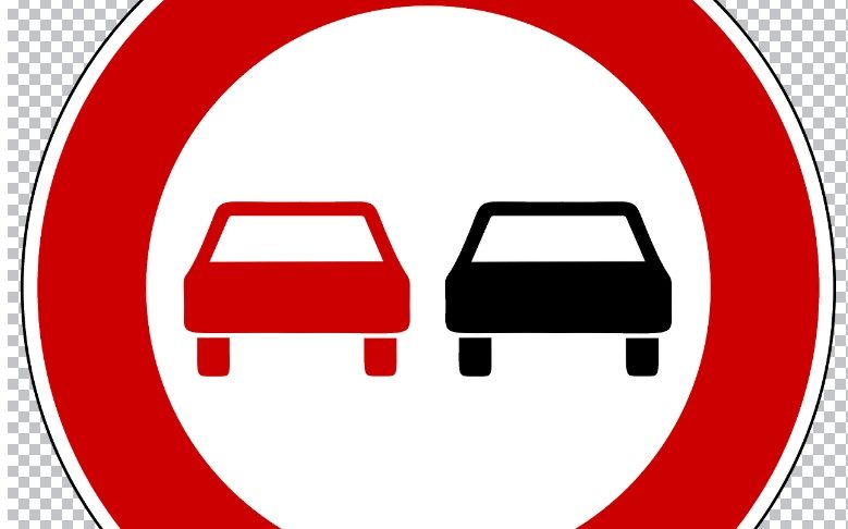 Суд в Карелии лишил прав водителя, не заметившего дорожный знак из-за грузовика