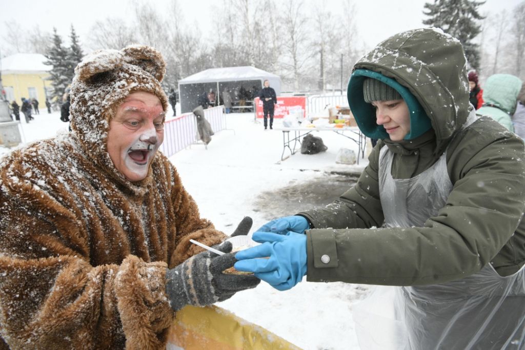 Оладьями угощают участников народных гуляний «Широкая масленица»