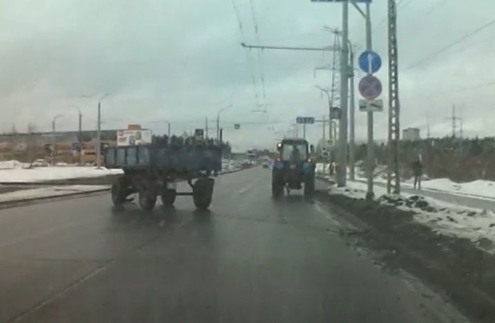 Тракторист устроил опасное «шоу» рядом с автобусной остановкой в Петрозаводске — видео