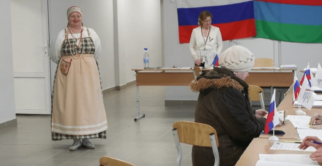 Работники избирательного участка в Карелии оделись в национальные костюмы