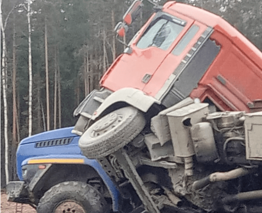 Два грузовика столкнулись на трассе в Карелии