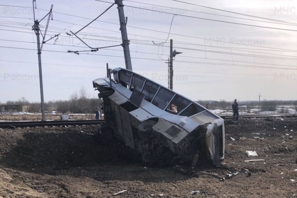 Восемь человек погибли в столкновении автобуса с поездом в Ярославской области