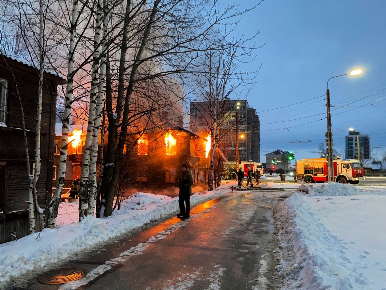 Деревянный многоквартирный дом горел ночью на Кукковке