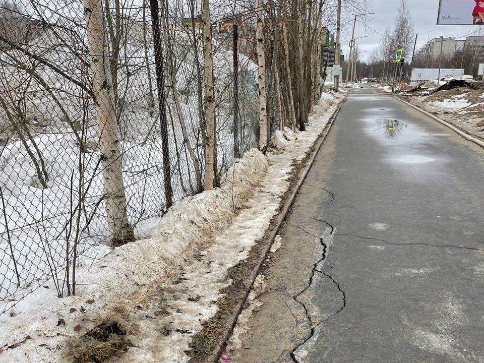 Тротуар на улице Попова в Петрозаводске пошел трещинами