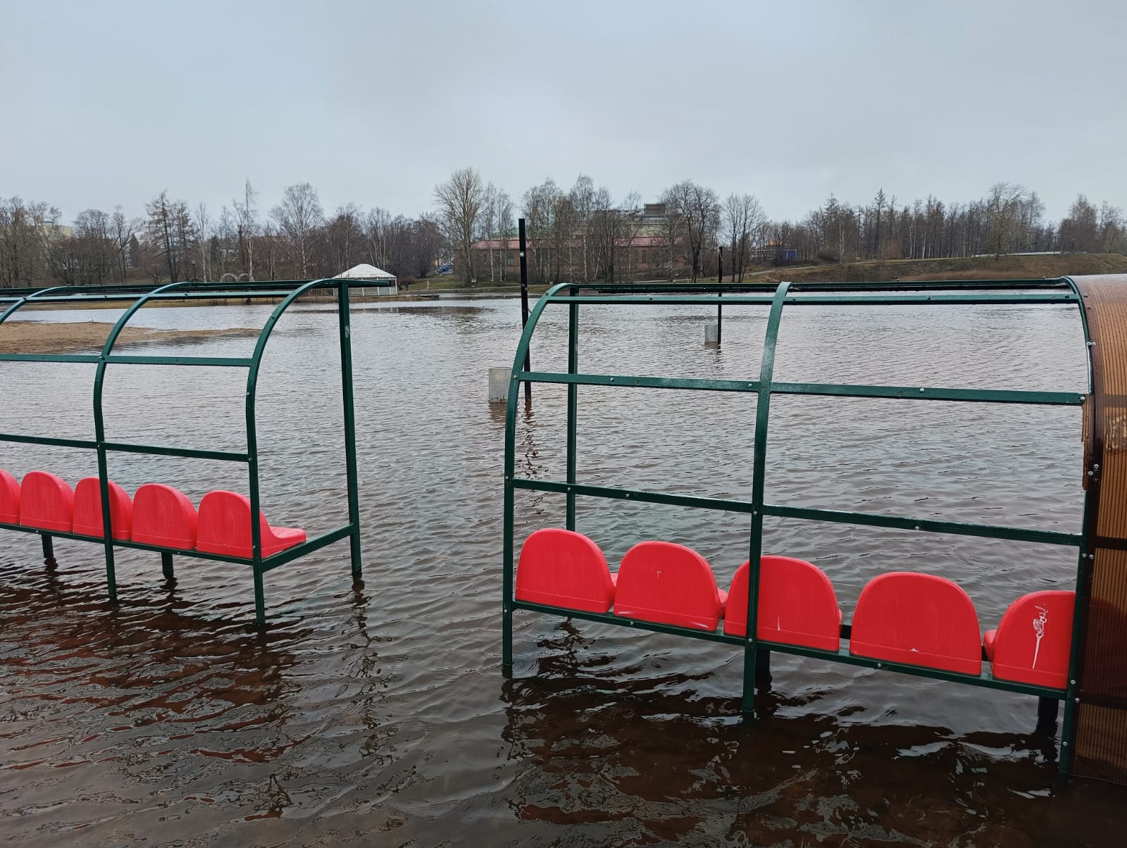 В центре Петрозаводска затопило волейбольную площадку и дорожку под Советским мостом