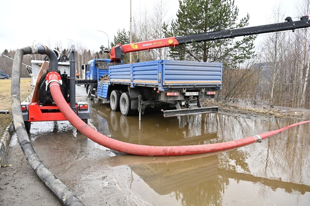 По поручению главы Карелии Артура Парфенчикова развернуты работы по откачке воды вблизи ФОК «Динамо» и Суоярвского шоссе