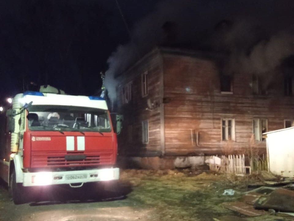 Спасатели тушили пожар в расселенном деревянном доме в Петрозаводске