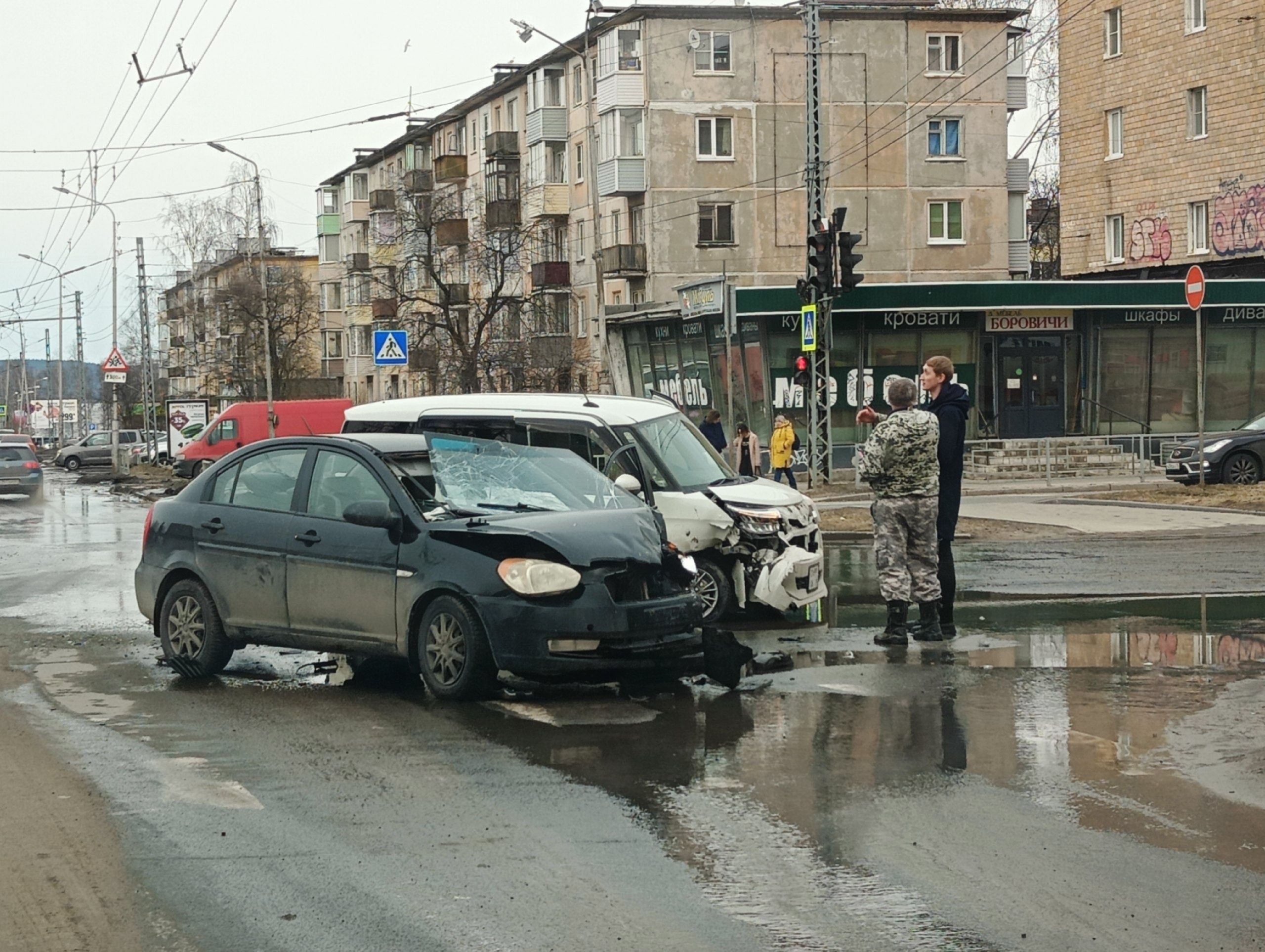 На перекрестке в Петрозаводске жестко столкнулись два автомобиля