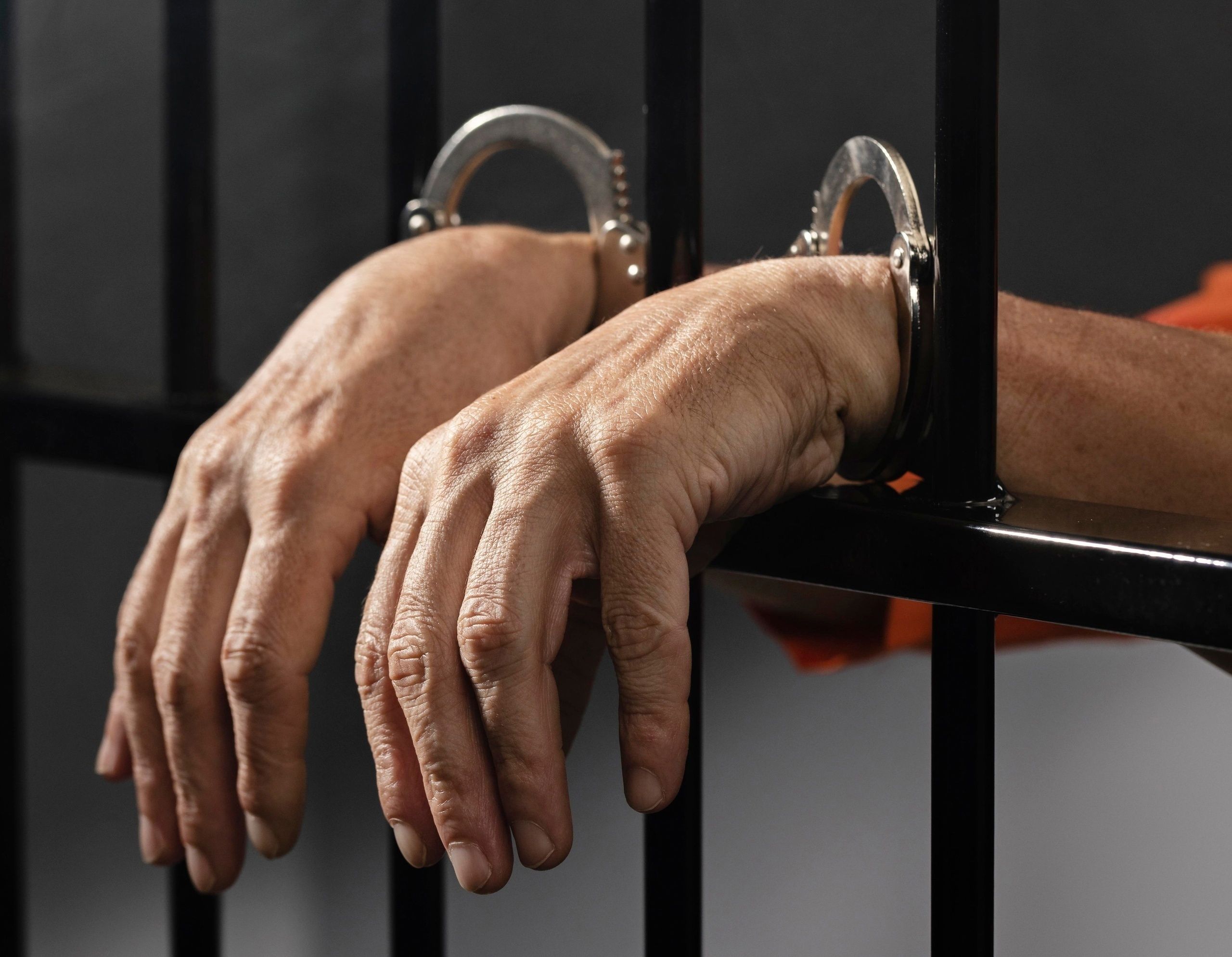 Полицейские Сегежи задержали подозреваемого, выстрелившего из пневматического пистолета в подростка