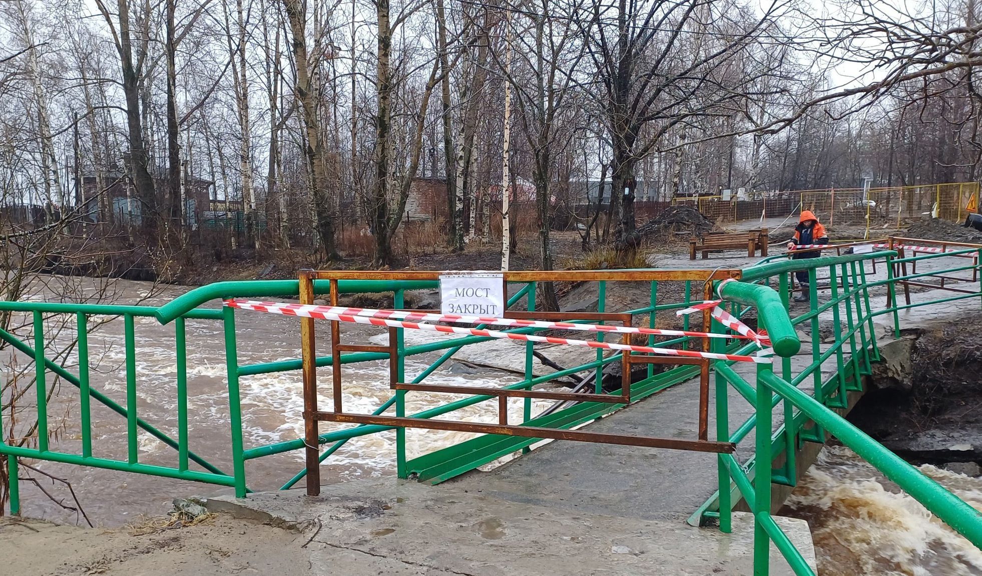 В Петрозаводске из-за паводка закрыли движение по пешеходному мосту через Лососинку