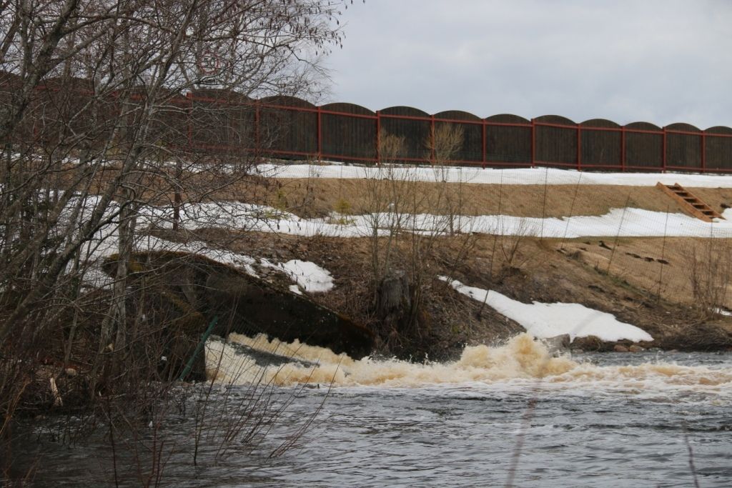 Уровень воды на Лососинской плотине упал