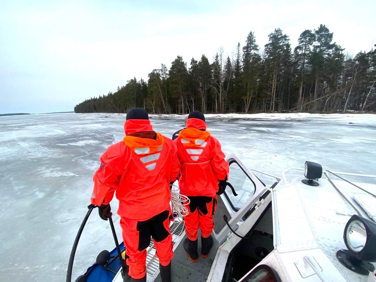 В Онежском озере рыбаки провалились под лед