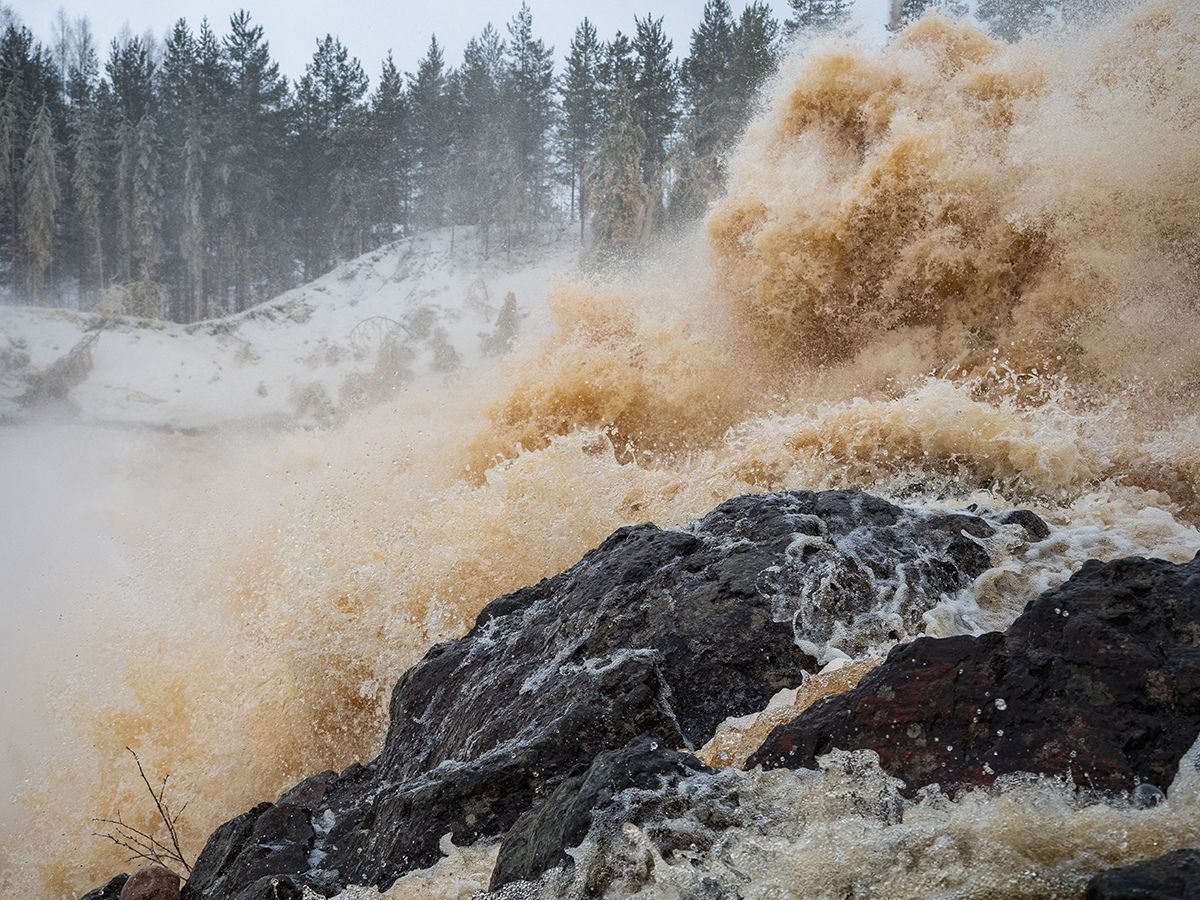 Мощь стихии: появились впечатляющие фото ожившего водопада Гирвас в Карелии