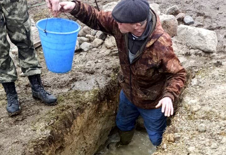 «Могилы уходят, кресты падают». В карельском городе затопило кладбище