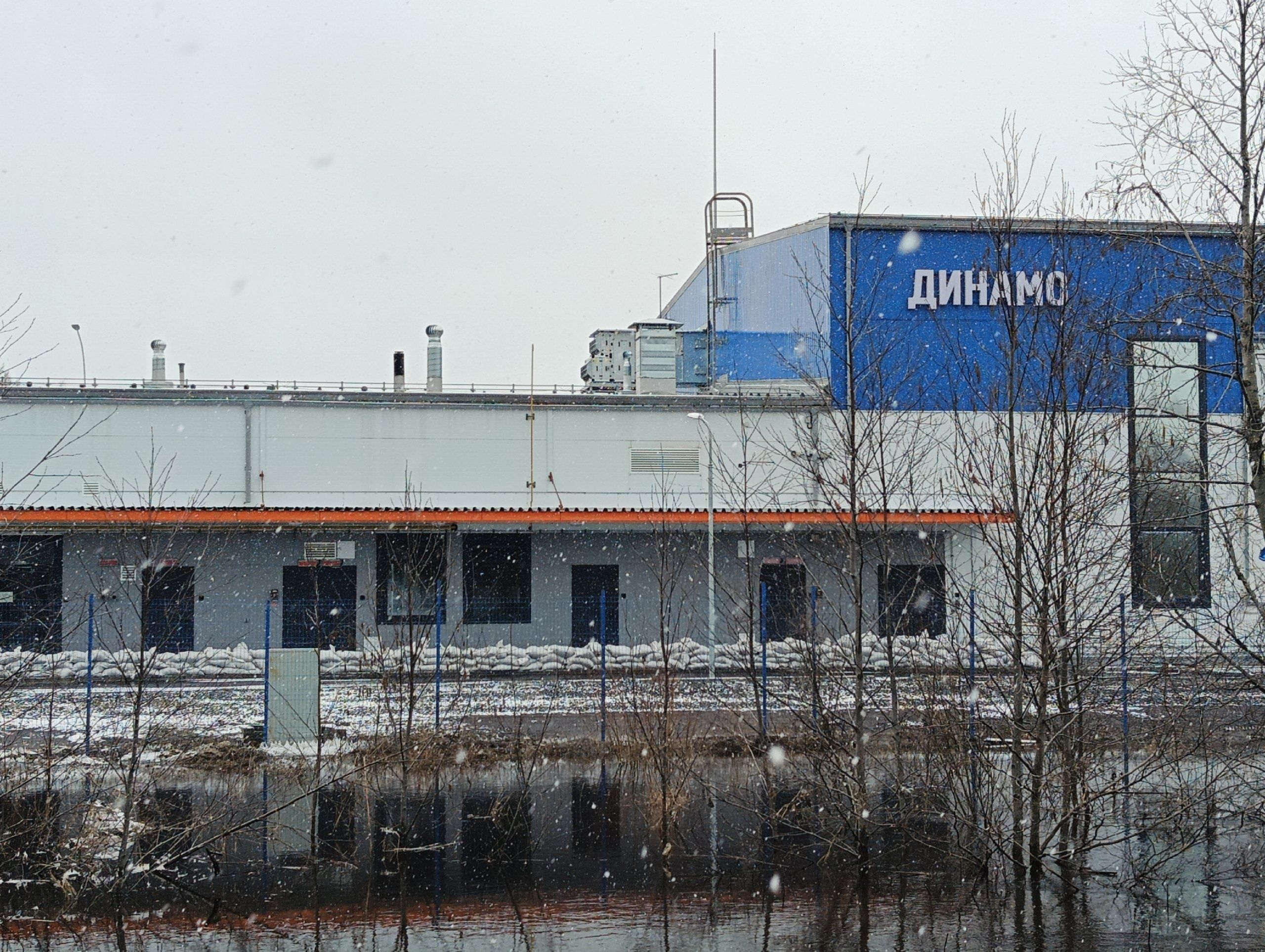 Сотрудники ФОК «Динамо» продолжают откачивать воду из здания