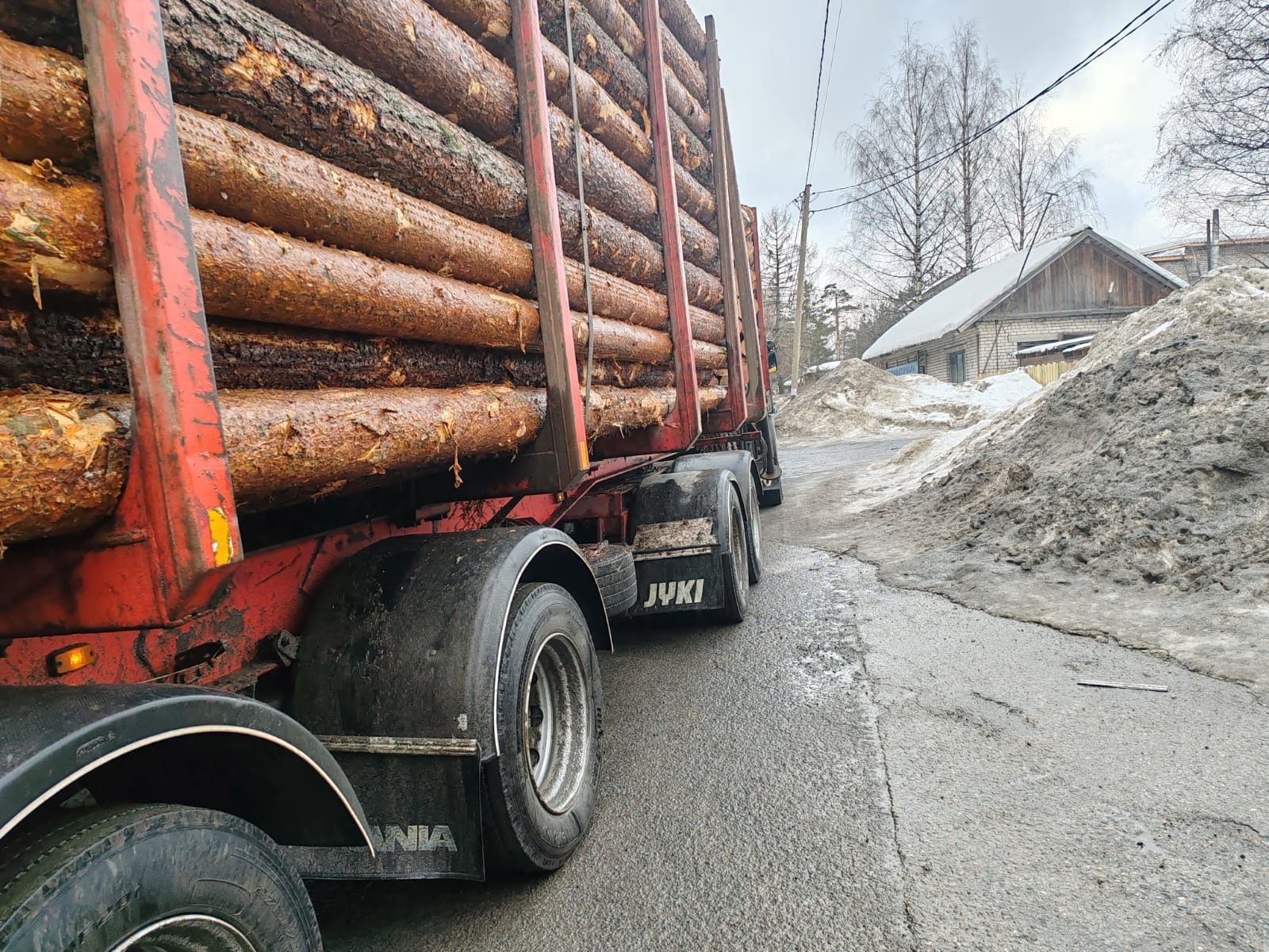 Ограничения для движения большегрузов вводятся в Карелии