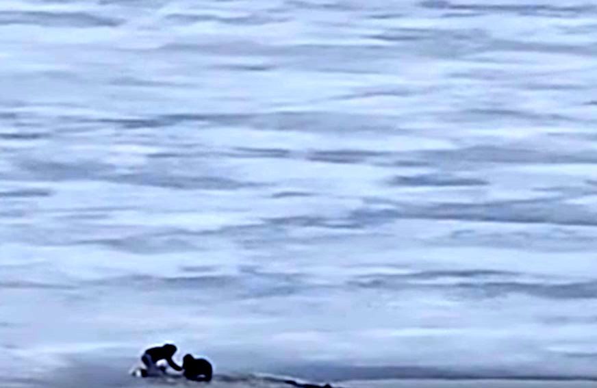 В Петрозаводске двое подростков провалились под лед Онежского озера