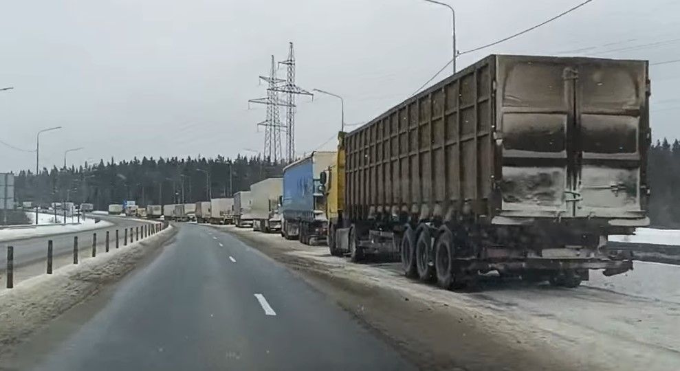 Въезд большегрузов в Петрозаводск запрещен из-за снегопада