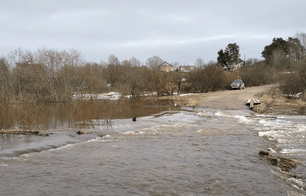 Ограничено движение грузовиков через мост, пострадавший от паводка в Карелии