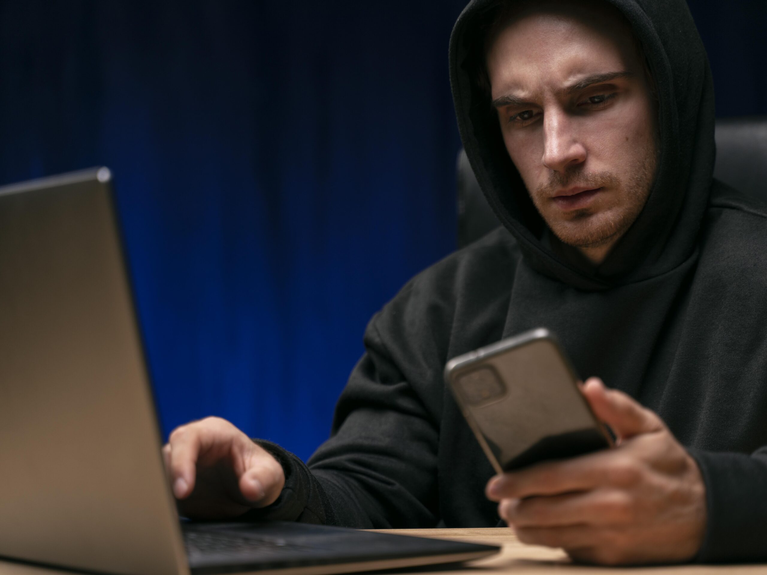 Петрозаводчанин перечислил мошенникам три с половиной миллиона рублей