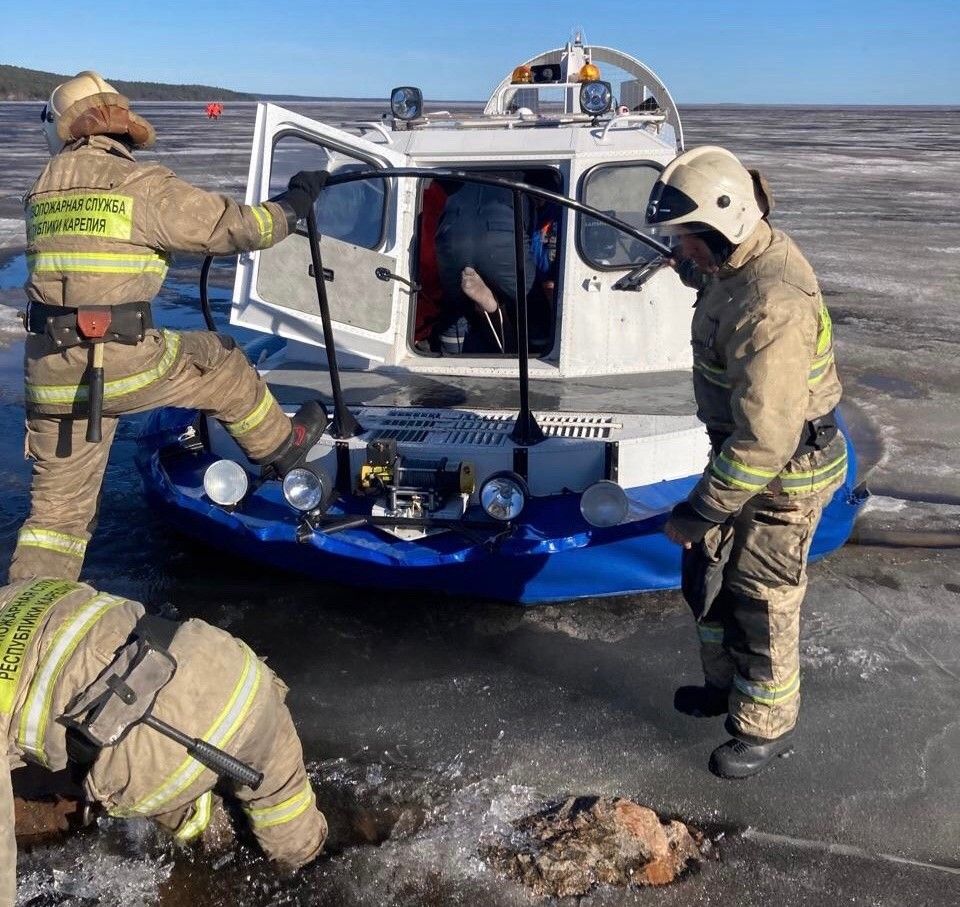 В Соломенном спасли провалившегося под лёд мужчину