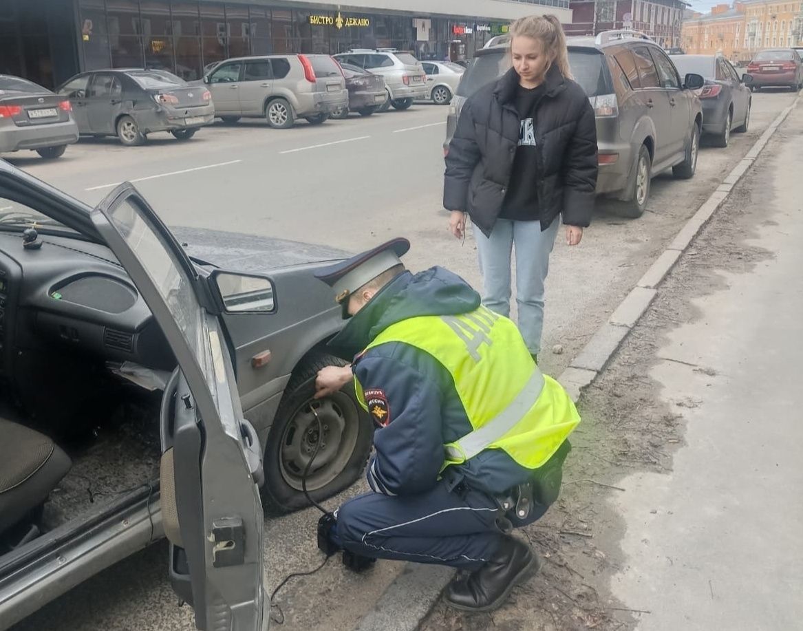 В Петрозаводске автоинспекторы пришли на помощь девушке-водителю