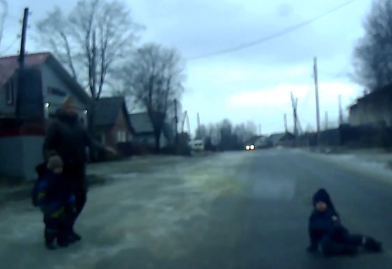 В Петрозаводске маленький ребенок выбежал на дорогу и упал перед машиной